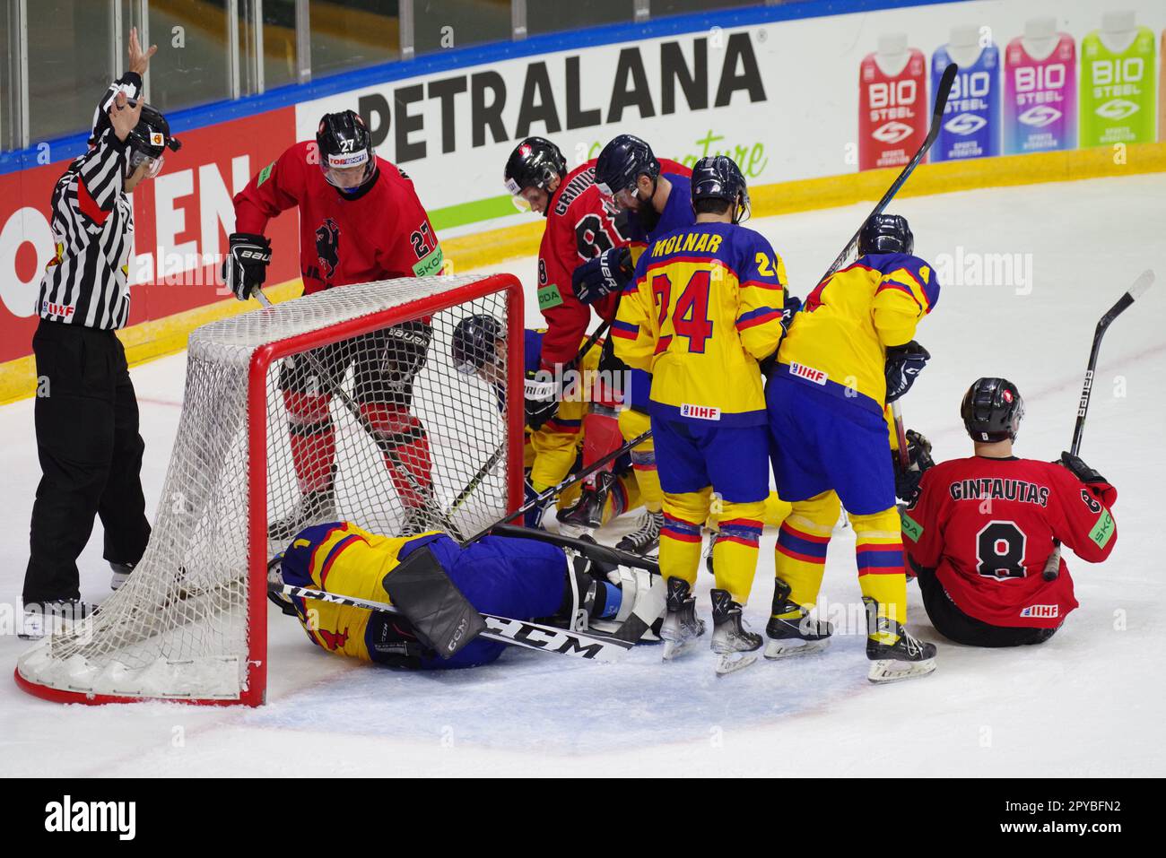 Nottingham, 30 April 2023. Romania defending against Lithuania during a match in the 2023 IIHF