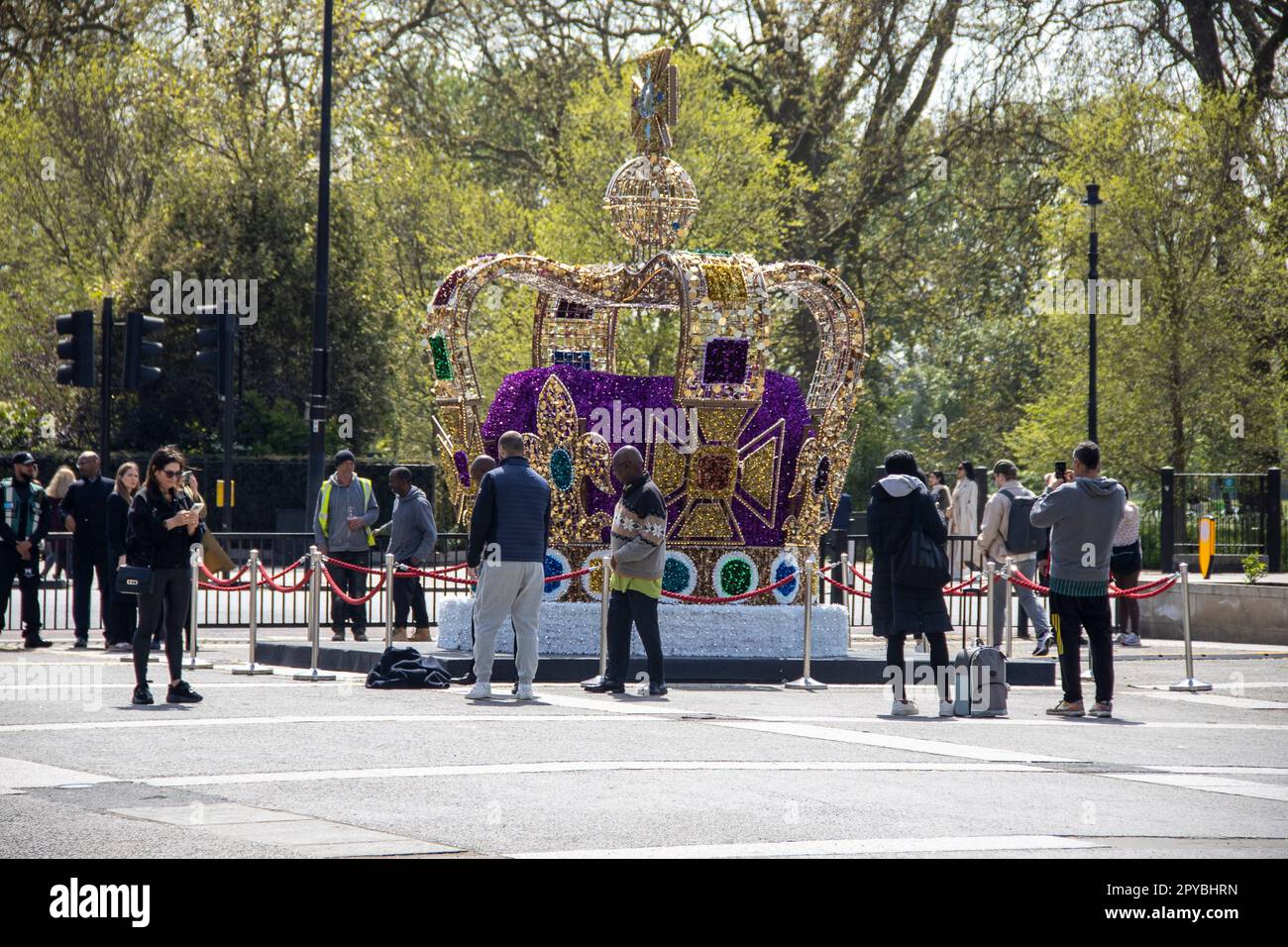 Coronation crown at marble arch hi-res stock photography and images - Alamy