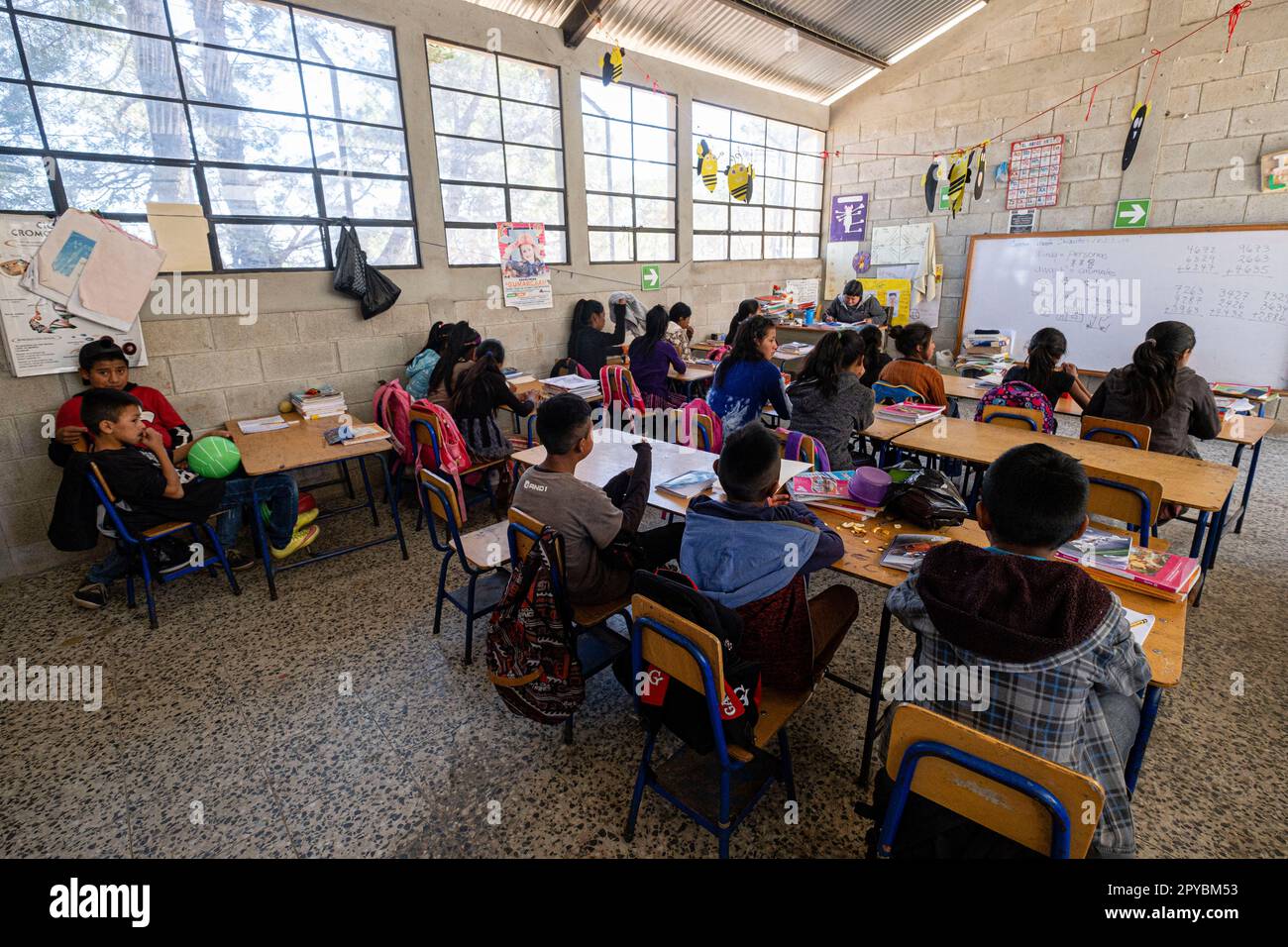 aula, escuela de primària, Patzojón Chiquito, Quiche, Guatemala, America Central Stock Photo