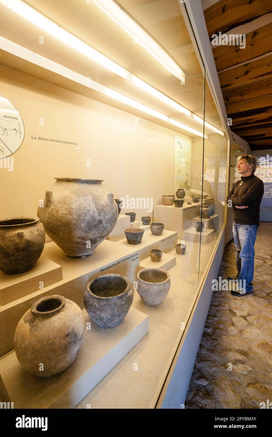 utiles de cocina, Museo arqueologico Son Fornes, sala de  época talayótica (1300-123 a. C.), Montuiri,   Comarca de Es Pla, Mallorca, Spain Stock Photo