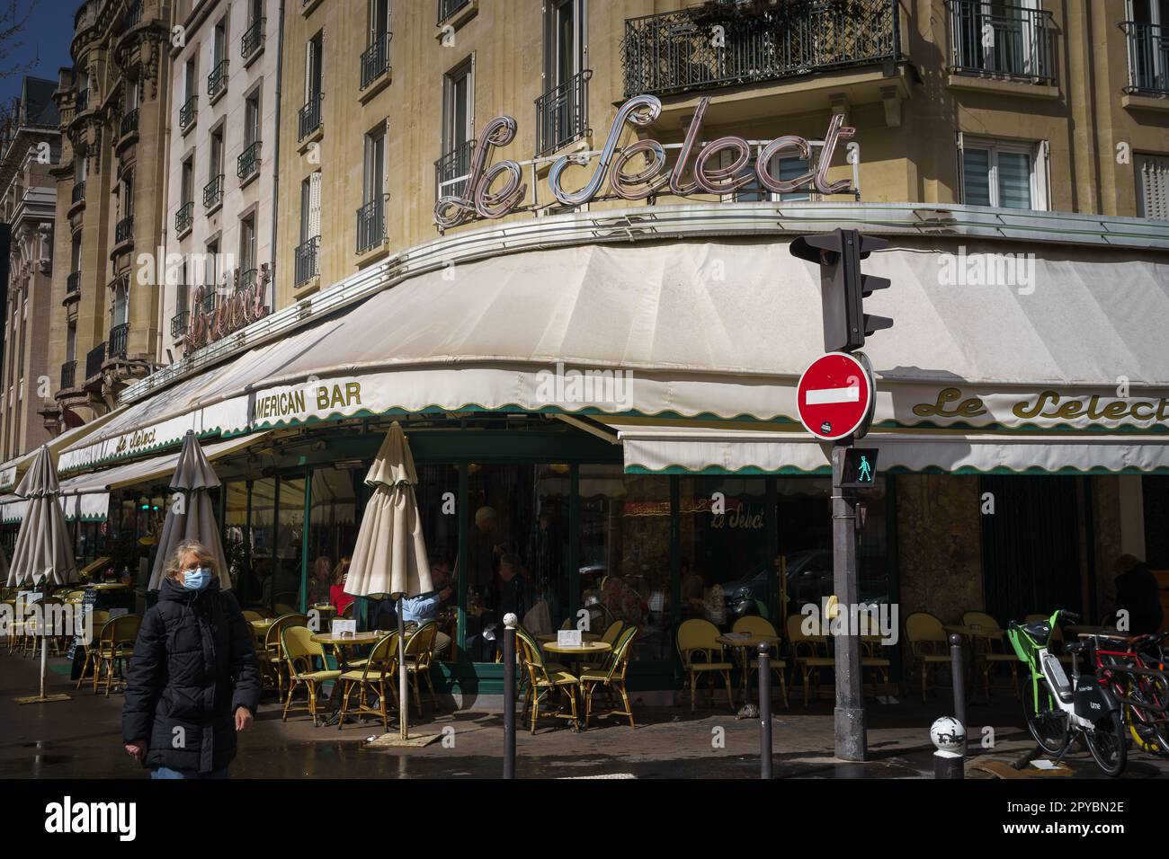 Le Select restaurant on Boulevard du Montparnasse in Paris, France. March 24, 2023. Stock Photo