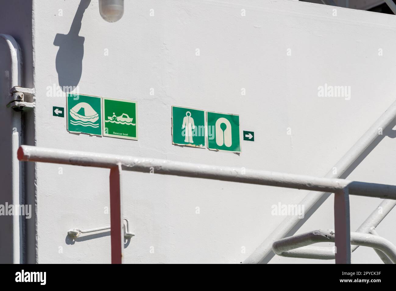 Kiel, Deutschland, April 2023 Symbolbild Hinweisschilder an Bord eines Moterschiffes an einem Treppenaufgang Stock Photo