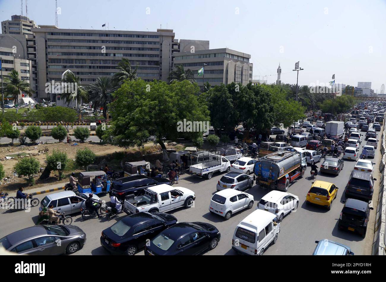 Karachi, Pakistan, 03/05/2023, A large number of vehicles stuck in