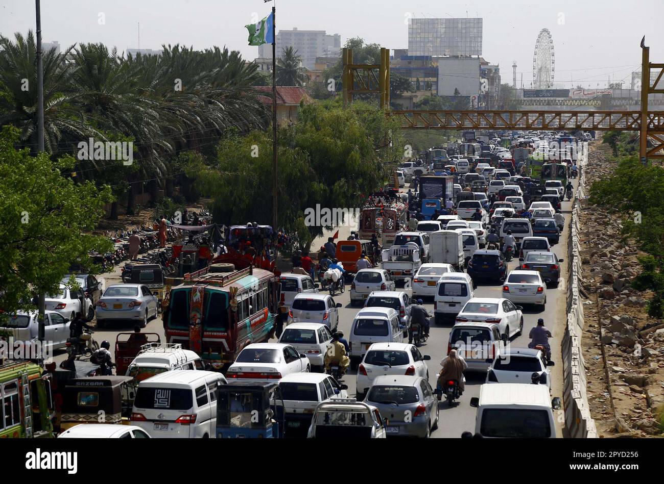 Karachi, Pakistan, 03/05/2023, A large number of vehicles stuck in