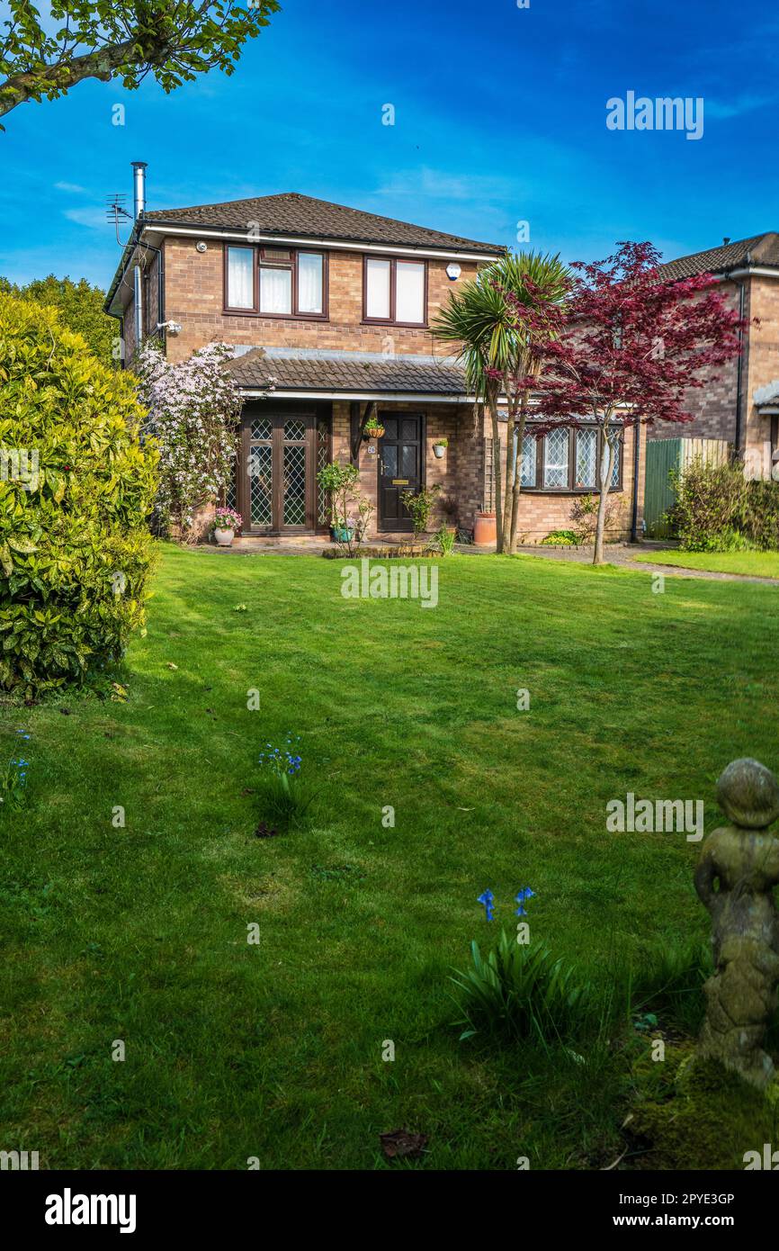 British suburban detached house with large garden on a sunny Spring day. Concept Economy, Inflation, House prices, Industry, Banking, Mortgage, Money Stock Photo