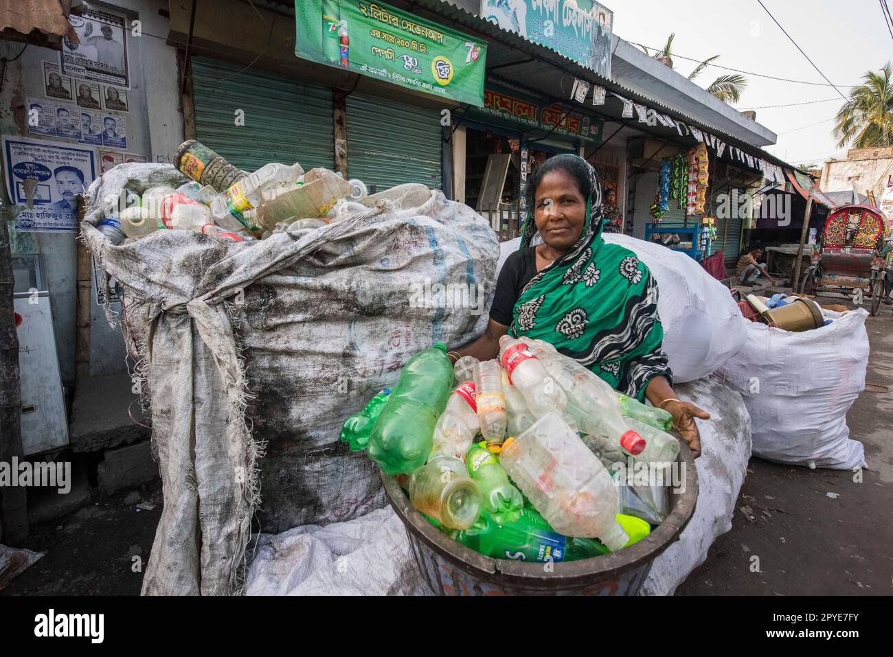 Bangladesh, Khulna, Sonadanga. A woman works collecting recycled bottles in the streets of Bangladesh. March 19, 2017. Editorial use only. Stock Photo