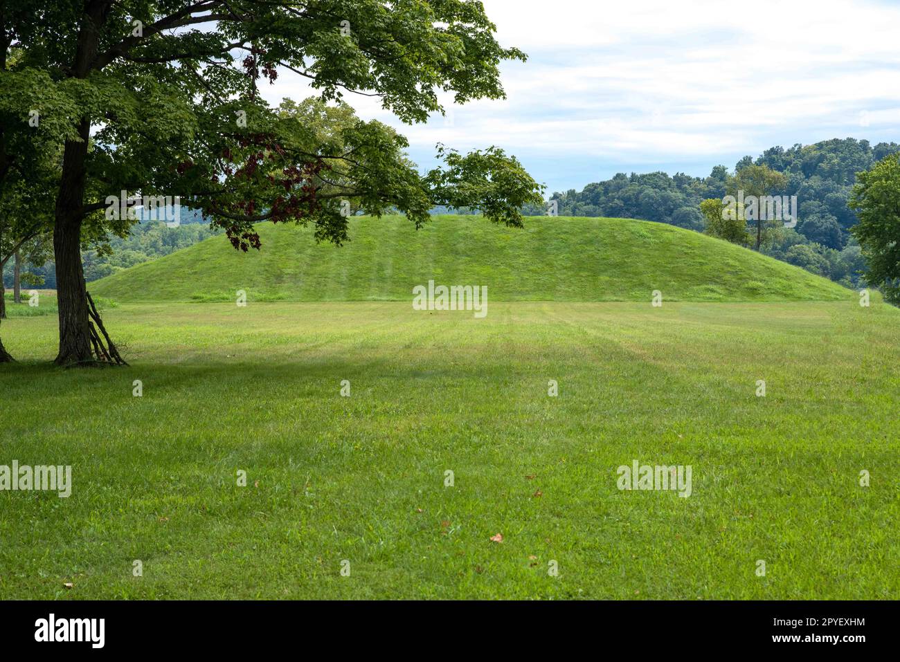 Native American Burial Mounds: Sacred Earthworks and Archaeological Heritage Sites