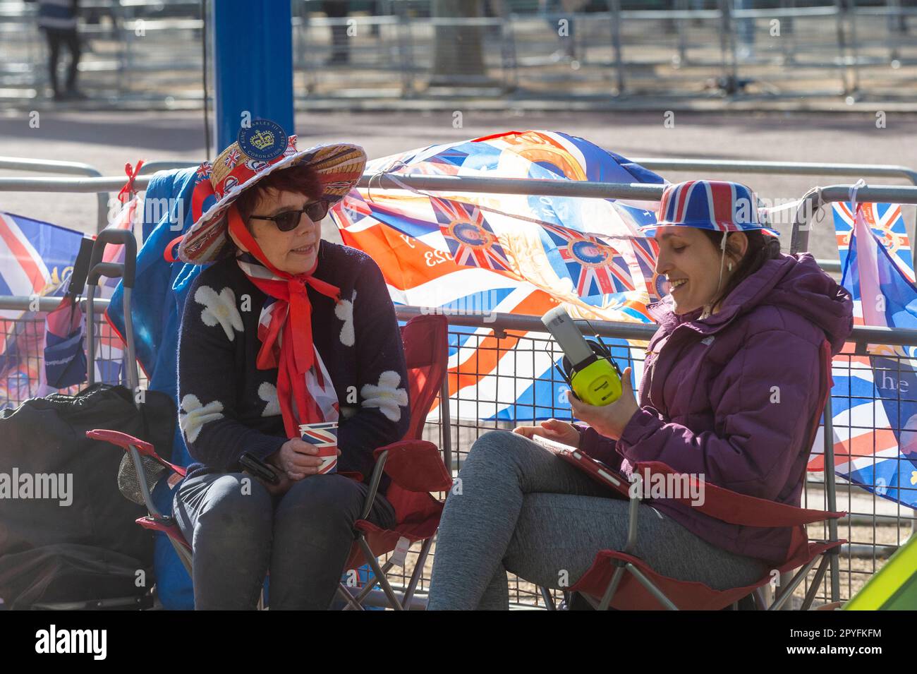 Royal superfans hi-res stock photography and images - Alamy
