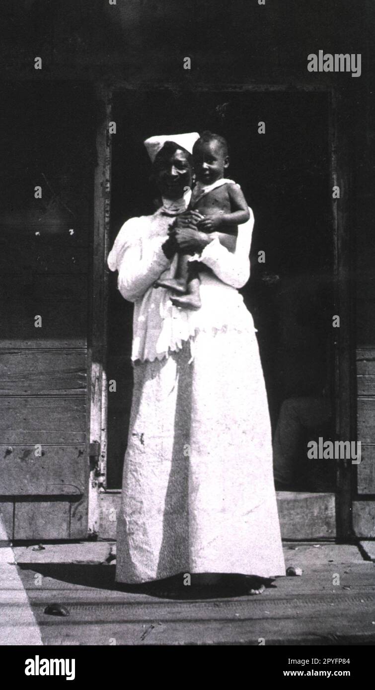 Native mother and child Stock Photo - Alamy