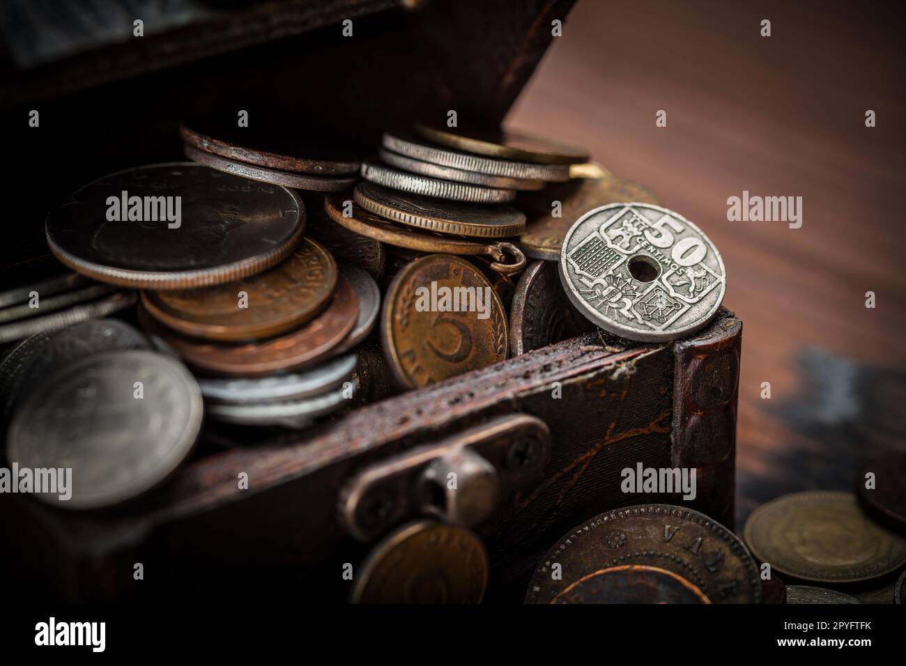 Pile de monnaie pile d'argent liquide après avoir brisé la boîte à argent.  Concept d'économie d'argent et de croissance financière Photo Stock - Alamy