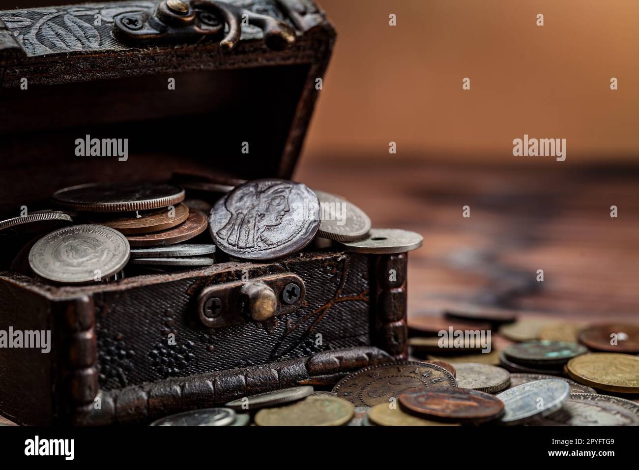 Pile de monnaie pile d'argent liquide après avoir brisé la boîte à argent.  Concept d'économie d'argent et de croissance financière Photo Stock - Alamy