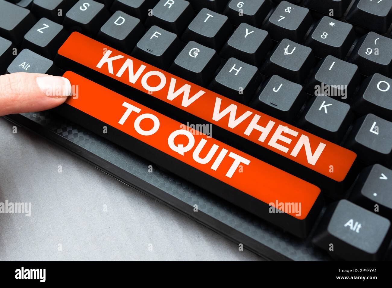 Sign displaying Know When To Quit. Word for be aware of the right moment to give up retirement Stock Photo