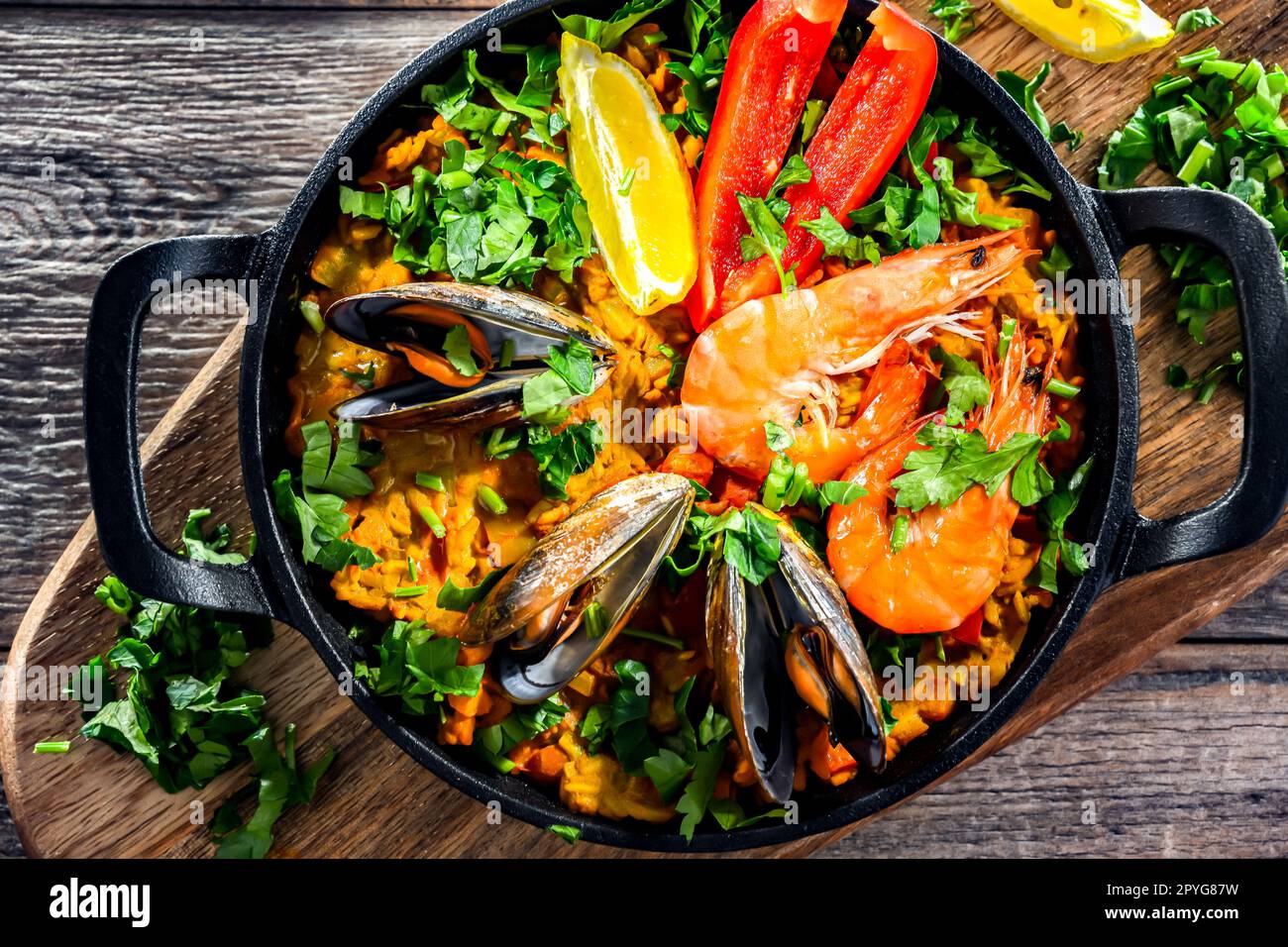 Seafood paella served in a cast iron pan Stock Photo Alamy