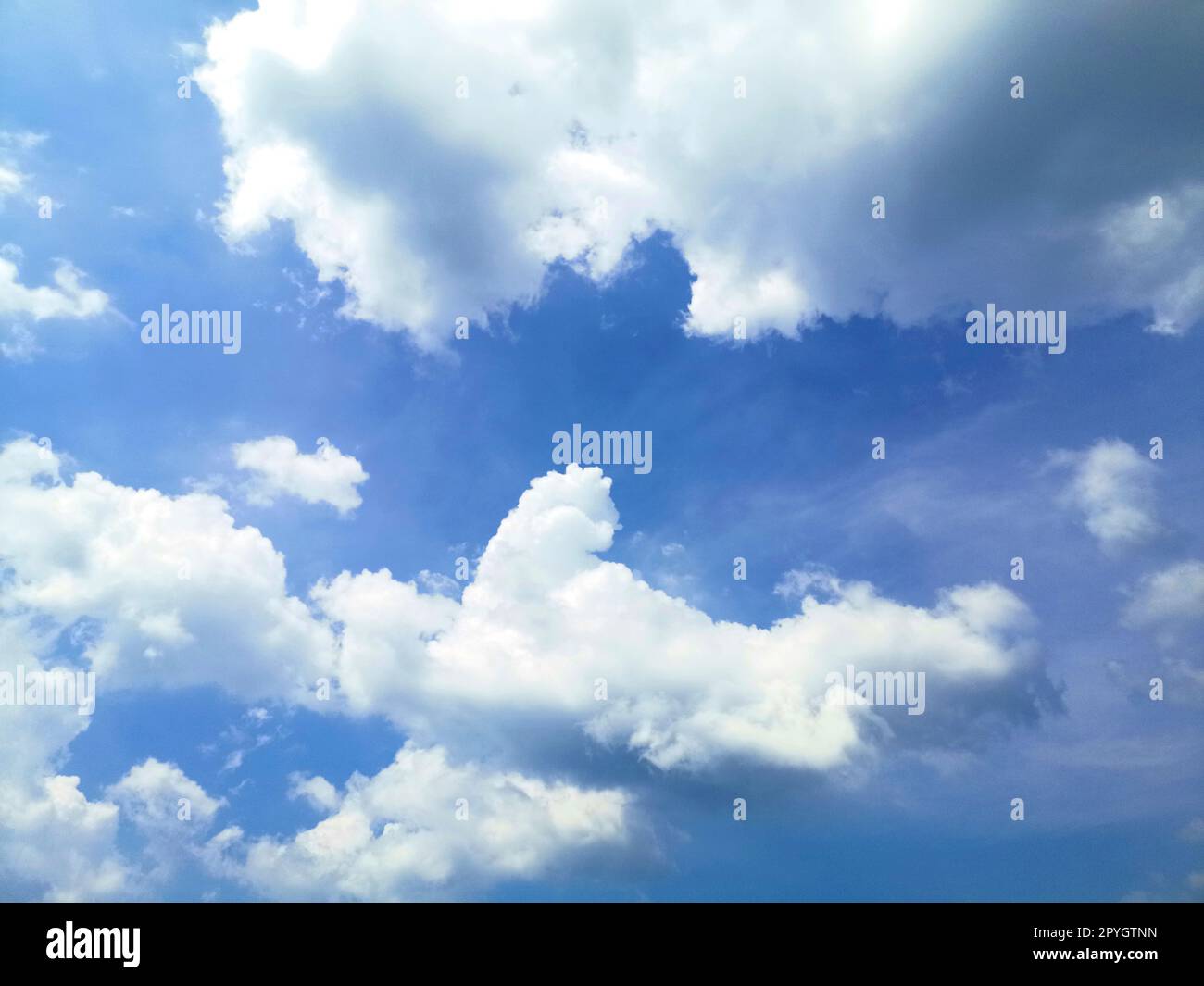 White cloudâ€‹ andâ€‹ beautifulâ€‹ blue sky - Air clouds in the blue ...