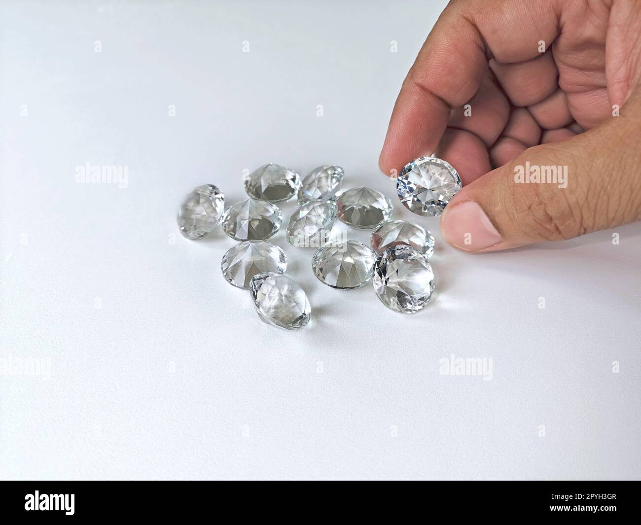 Round brilliant cut diamonds hi-res stock photography and images - Alamy