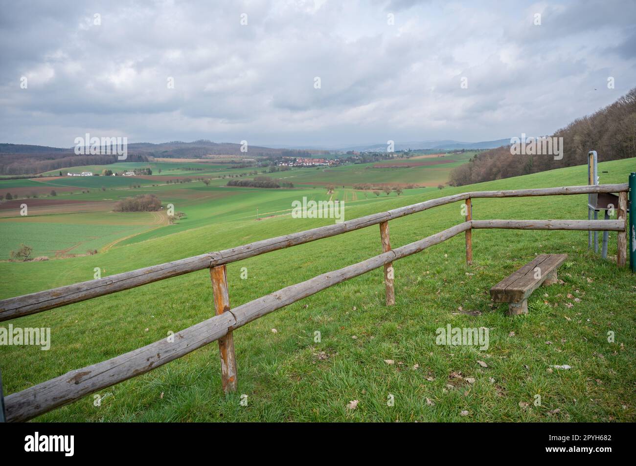 Bench in front of castle hi-res stock photography and images - Alamy