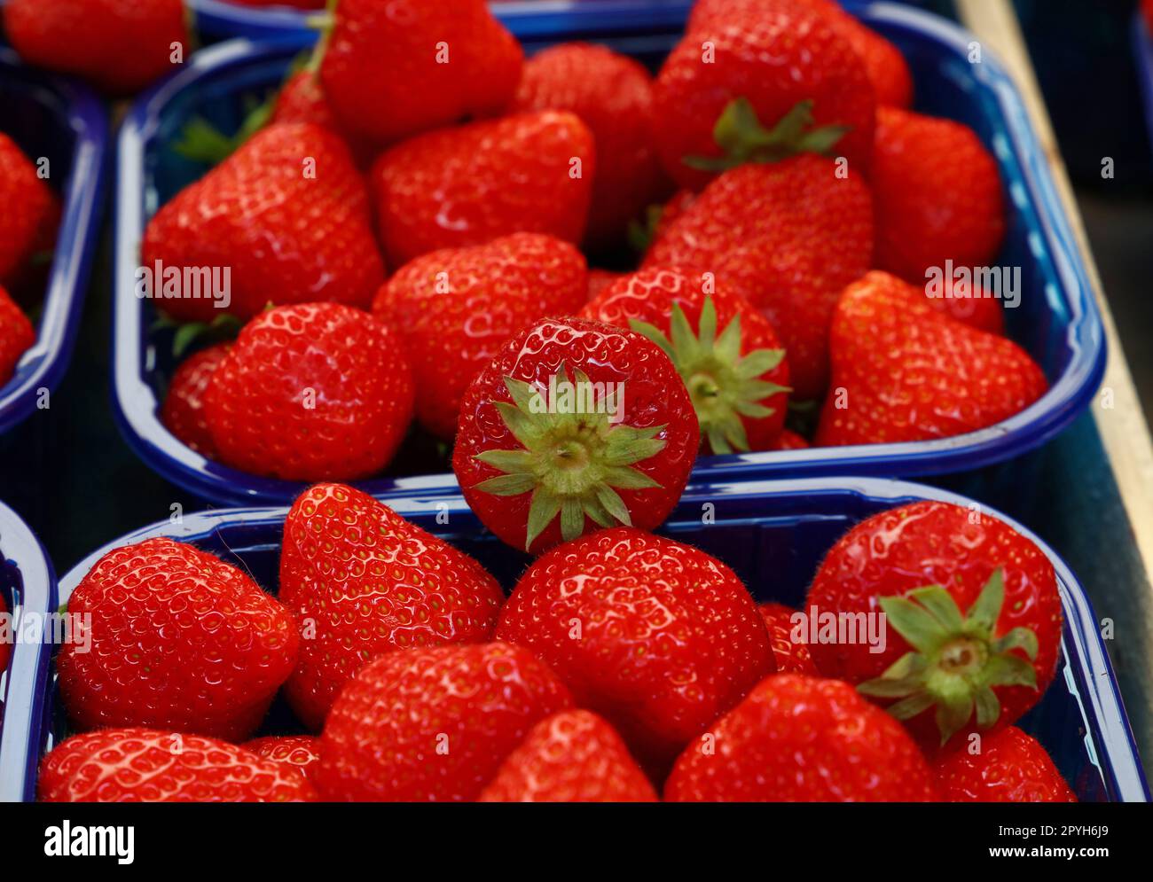 Close up red ripe strawberry on retail display Stock Photo - Alamy