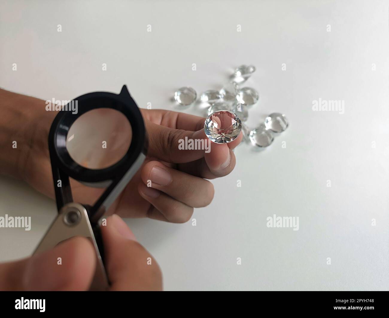 330+ Jewelers Magnifying Glass Stock Illustrations, Royalty-Free