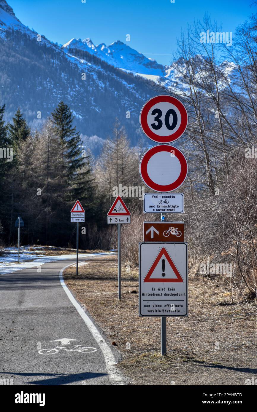 Schelleberg, Moncucco, Radweg, Schilderwald, Schilder, Verkehrszeichen, Geschwindigkeitsbegrenzung, km/h, 30 km/h, Fahrverbot, Allgemeines Fahrverbot, Stock Photo