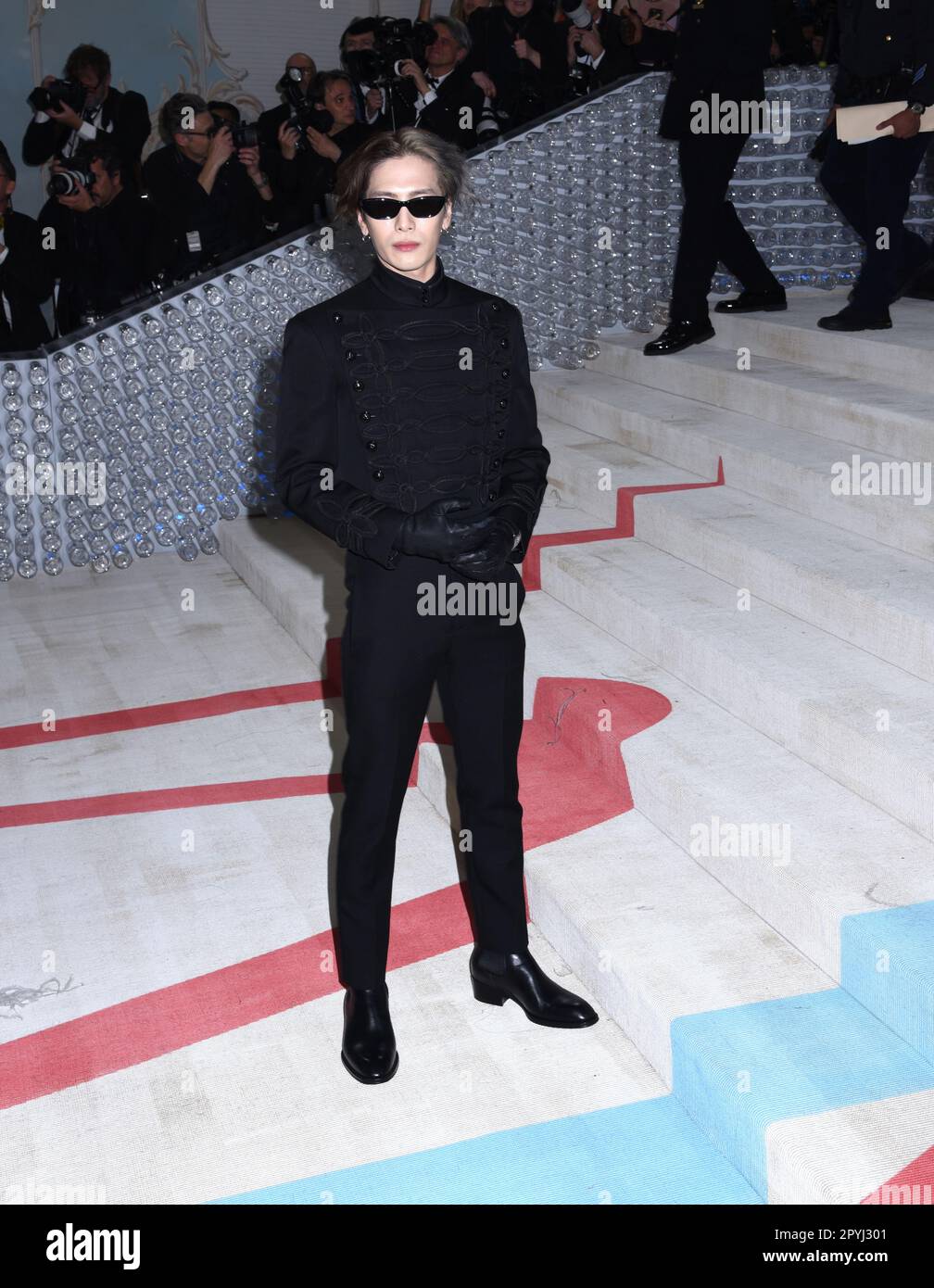 Jackson Wang attends the 2023 Met Gala in New York City.⁣ ⁣ Jackson Wang is  wearing an all-black custom-made Louis Vuitton suit paired with…