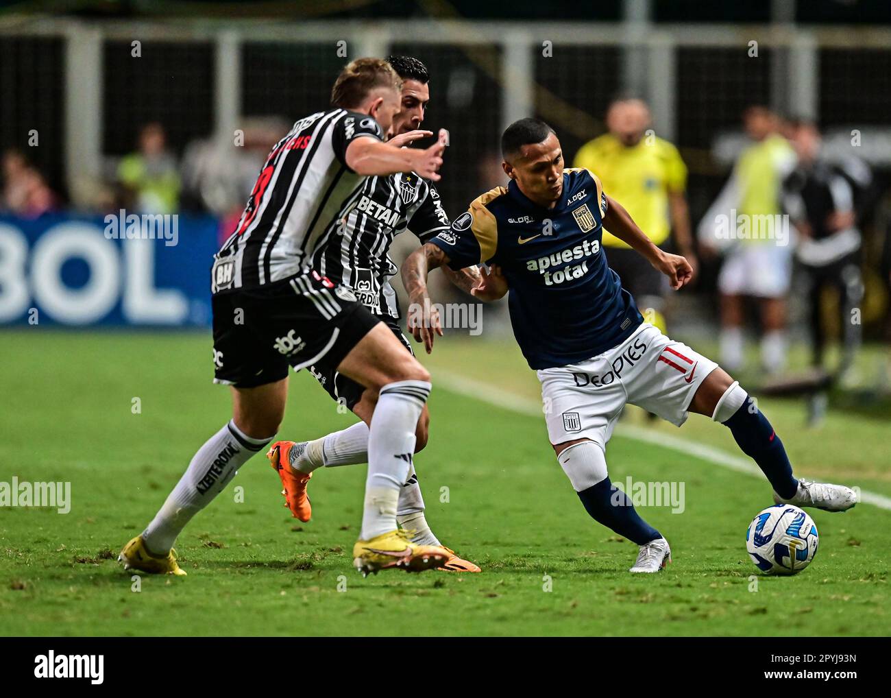 Belo Horizonte, Brazil, 03th May, 2023. Cristian Pavon, Bruno Fuchs of Atletico Mineiro battles for possession with Bryan Reyna of Alianza Lima, during the match between Atletico Mineiro and Alianza Lima (PER), for the 3st round of Group G of Libertadores 2023, at Arena Independencia, in Belo Horizonte, Brazil on May 03. Photo: Gledston Tavares/DiaEsportivo/Alamy Live News Stock Photo
