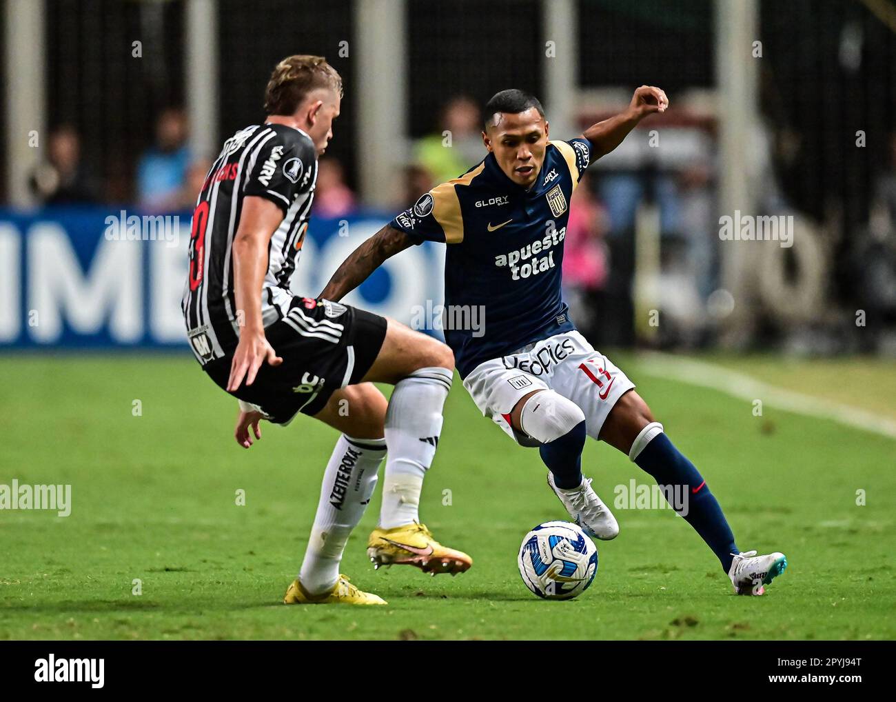 Belo Horizonte, Brazil, 03th May, 2023. Bruno Fuchs of Atletico Mineiro battles for possession with Bryan Reyna of Alianza Lima, during the match between Atletico Mineiro and Alianza Lima (PER), for the 3st round of Group G of Libertadores 2023, at Arena Independencia, in Belo Horizonte, Brazil on May 03. Photo: Gledston Tavares/DiaEsportivo/Alamy Live News Stock Photo