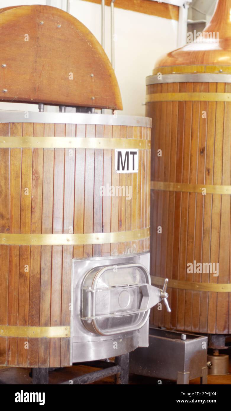 Brewery, machine and barrel for beer, alcohol and brewing process with