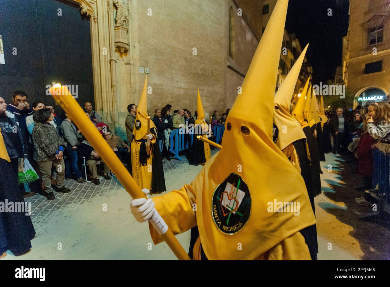 cofrades en la calle San Miquel, procesion de jueves santo, Palma, Mallorca, Islas Baleares,  España Stock Photo