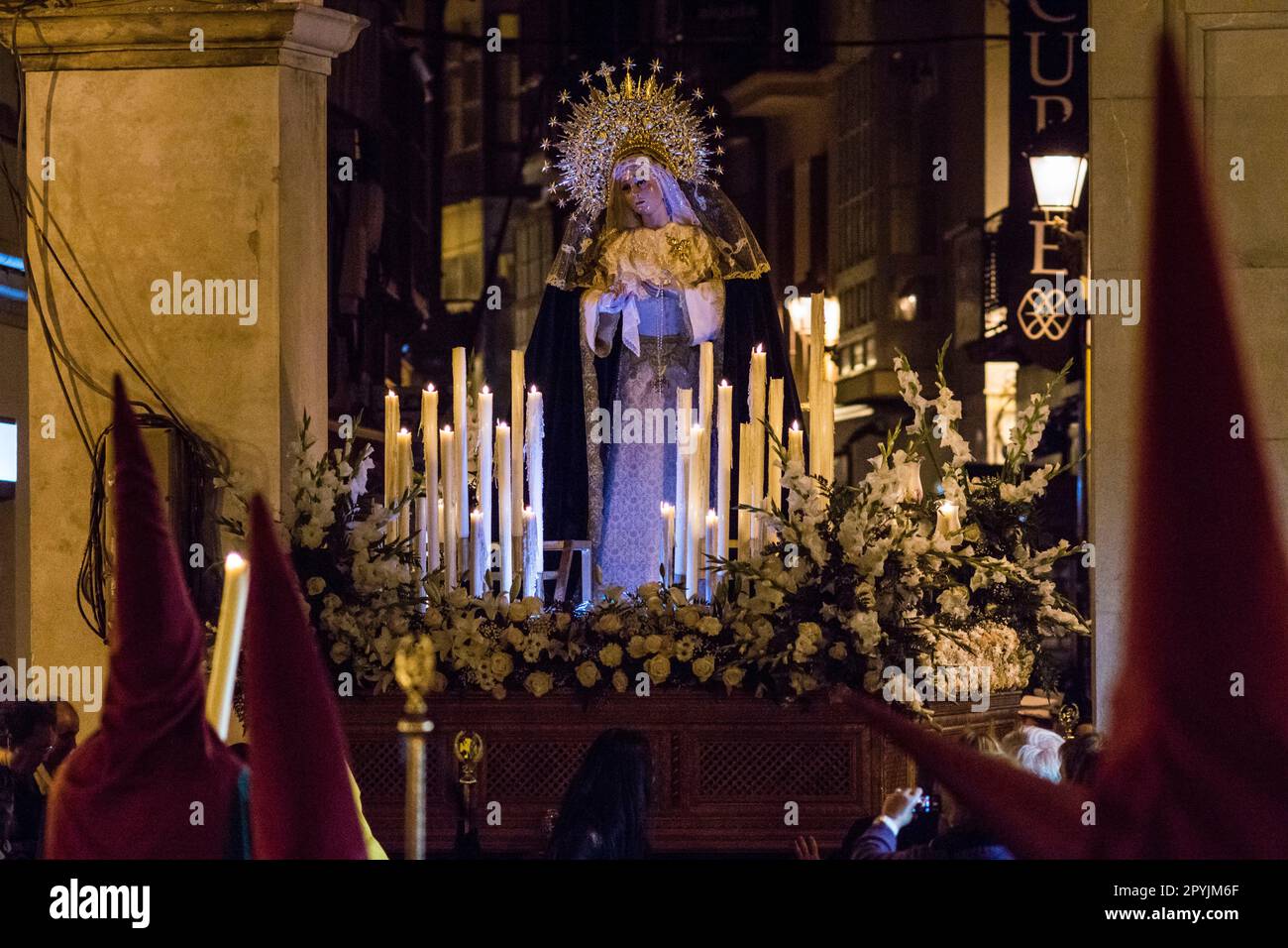 cofrades en la plaza Major, procesion de jueves santo, Palma, Mallorca, Islas Baleares,  España Stock Photo