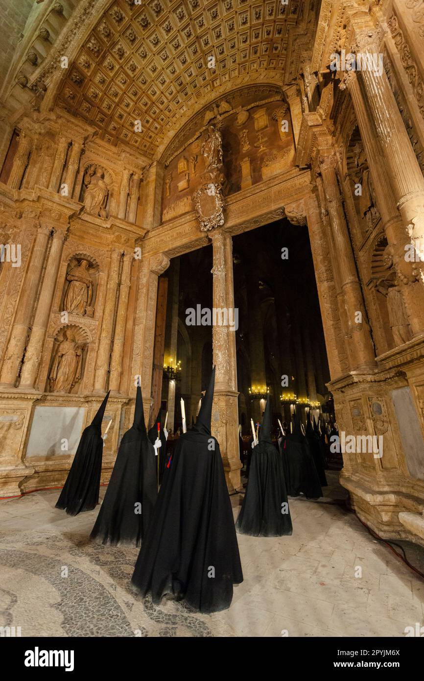cofradias entrando en la catedral, procesion de jueves santo, Palma, Mallorca, Islas Baleares,  España Stock Photo