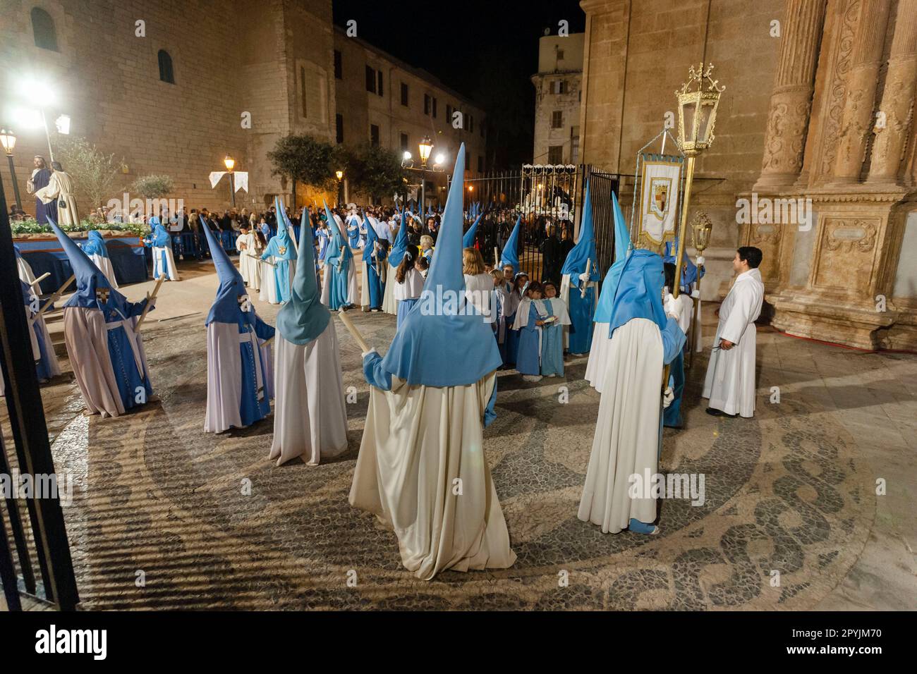cofradias entrando en la catedral, procesion de jueves santo, Palma, Mallorca, Islas Baleares,  España Stock Photo