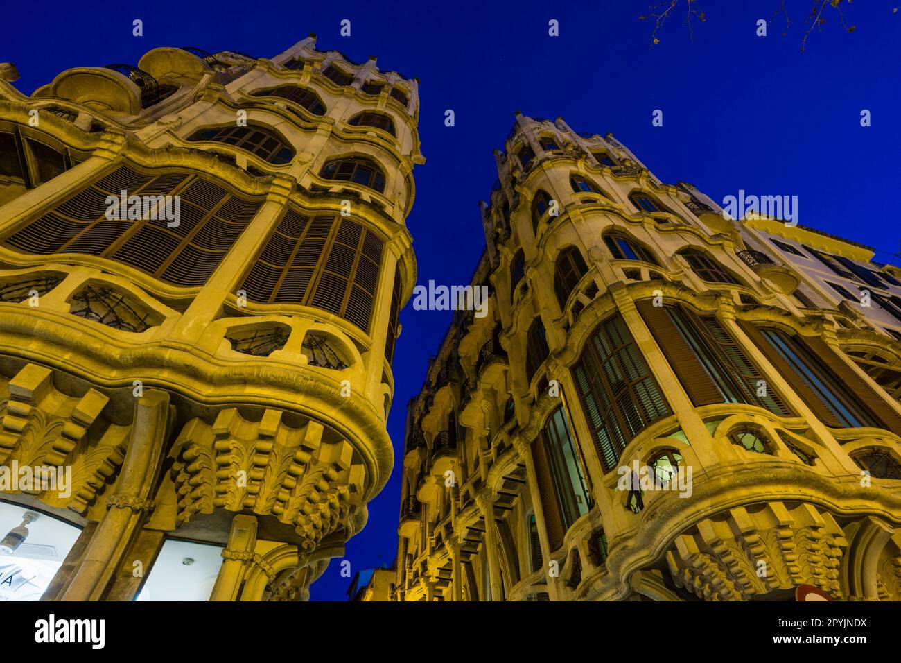 Edificio modernista Can Casasayas(1908-1911), plaza Mercat, Ciudad de ...