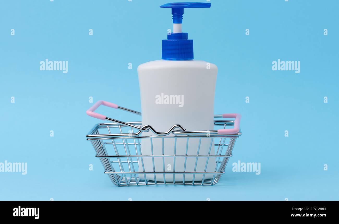 https://c8.alamy.com/comp/2PYJW8N/white-plastic-container-with-a-pump-for-cosmetic-liquid-liquid-soap-2PYJW8N.jpg