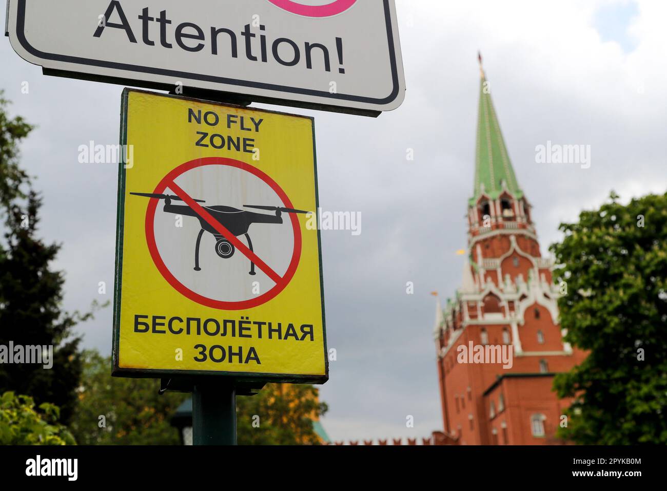 (230504) -- MOSCOW, May 4, 2023 (Xinhua) -- A "No Fly Zone" sign is seen near the Kremlin in Moscow, Russia, on May 3, 2023. Ukraine attempted to assassinate Russian President Vladimir Putin on Tuesday night by using two drones to attack his Kremlin residence, Russia's presidential press service said Wednesday. The Kremlin said the military and special services used radar warfare to put the unmanned aerial vehicles out of action. Ukrainian Presidential Advisor Mykhailo Podolyak told the government-run Ukrinform news agency that Ukraine was not involved in the alleged drone attack on the K Stock Photo