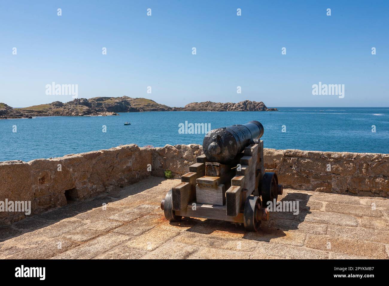 Cannon mounted on the ramparts of Cromwell's Castle, guarding the entrance to New Grimsby Harbour, Tresco, Isles of Scilly, UK Stock Photo
