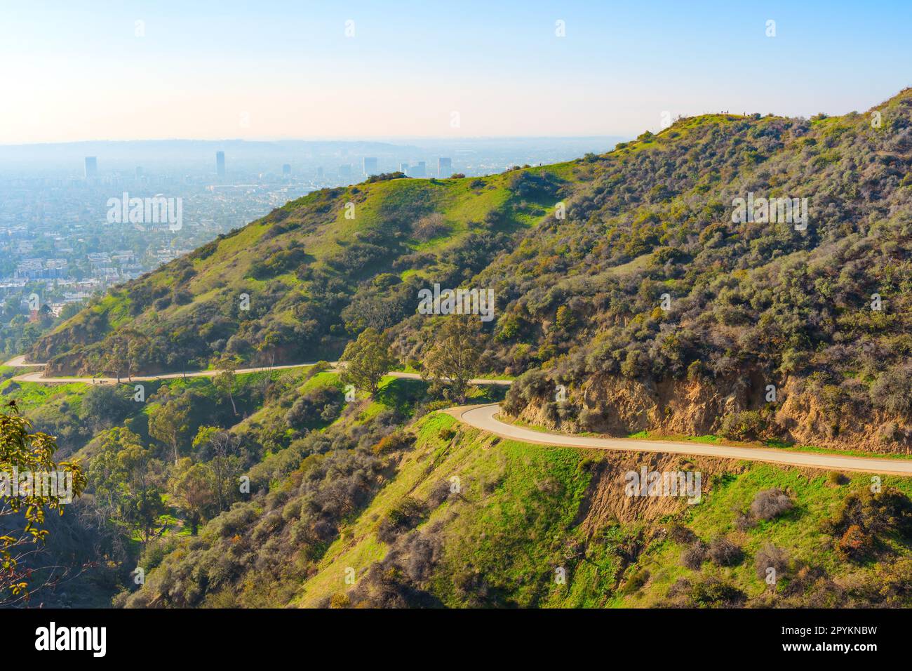 Runyon Canyon Park California - Runyon Canyon Park California Hiking Trail With A Spectacular View Of The Cityscape And The Mountains 2PYKNBW 
