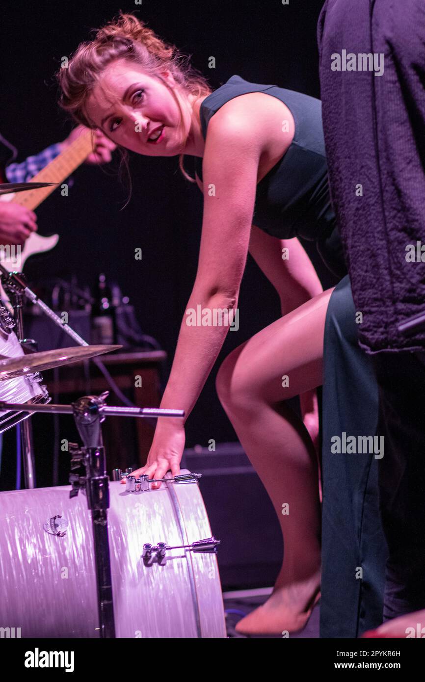 Singer Beth keys-Holloway depping at a Kicks Without Vix concert in the ...