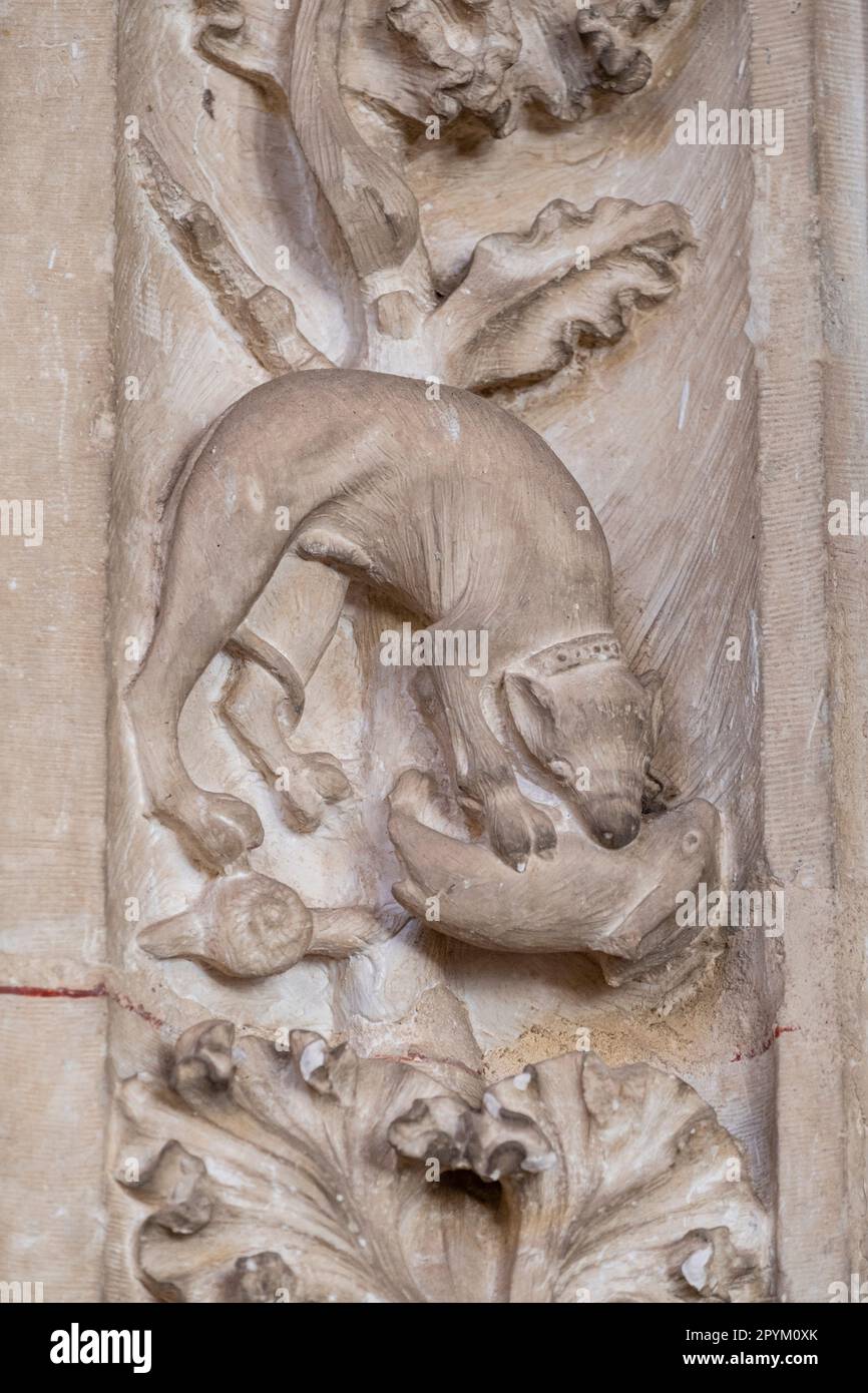 perro atrapando un conejo, claustro del Monasterio de San Juan de los Reyes, Toledo, Castilla-La Mancha, Spain Stock Photo
