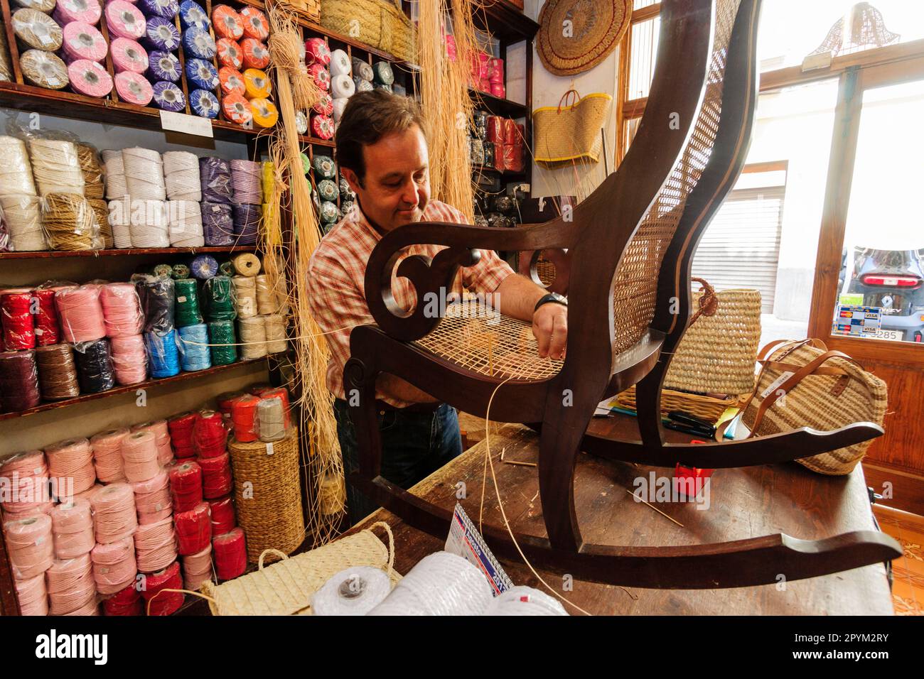 artesano del mimbre tejiendo un balancin,mimbreria Vidal, Palma, mallorca,  islas baleares, spain, europa Stock Photo - Alamy