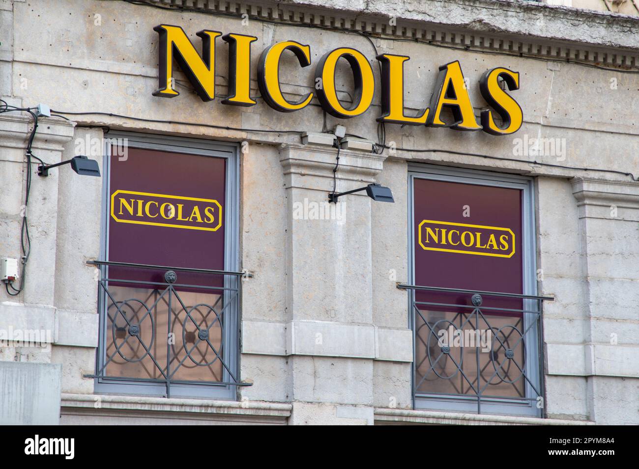 Bordeaux , Aquitaine France - 05 02 2023 : nicolas text brand facade  entrance cave alcohol shop cellar sell wine beer store logo sign windows  buildin Stock Photo - Alamy