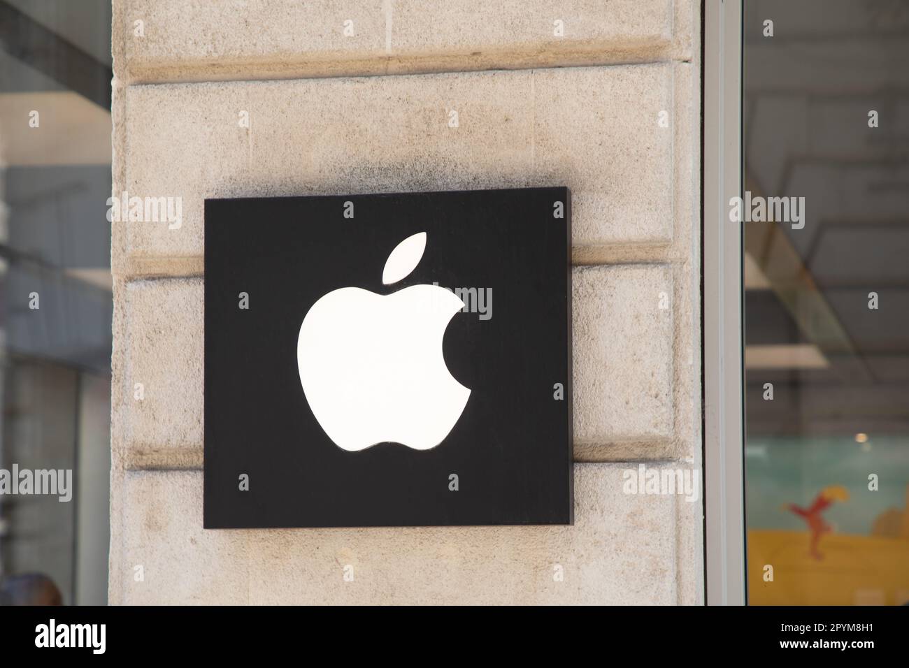 lyon , Aura France - 04 24 2023 : Apple entrance facade boutique ...