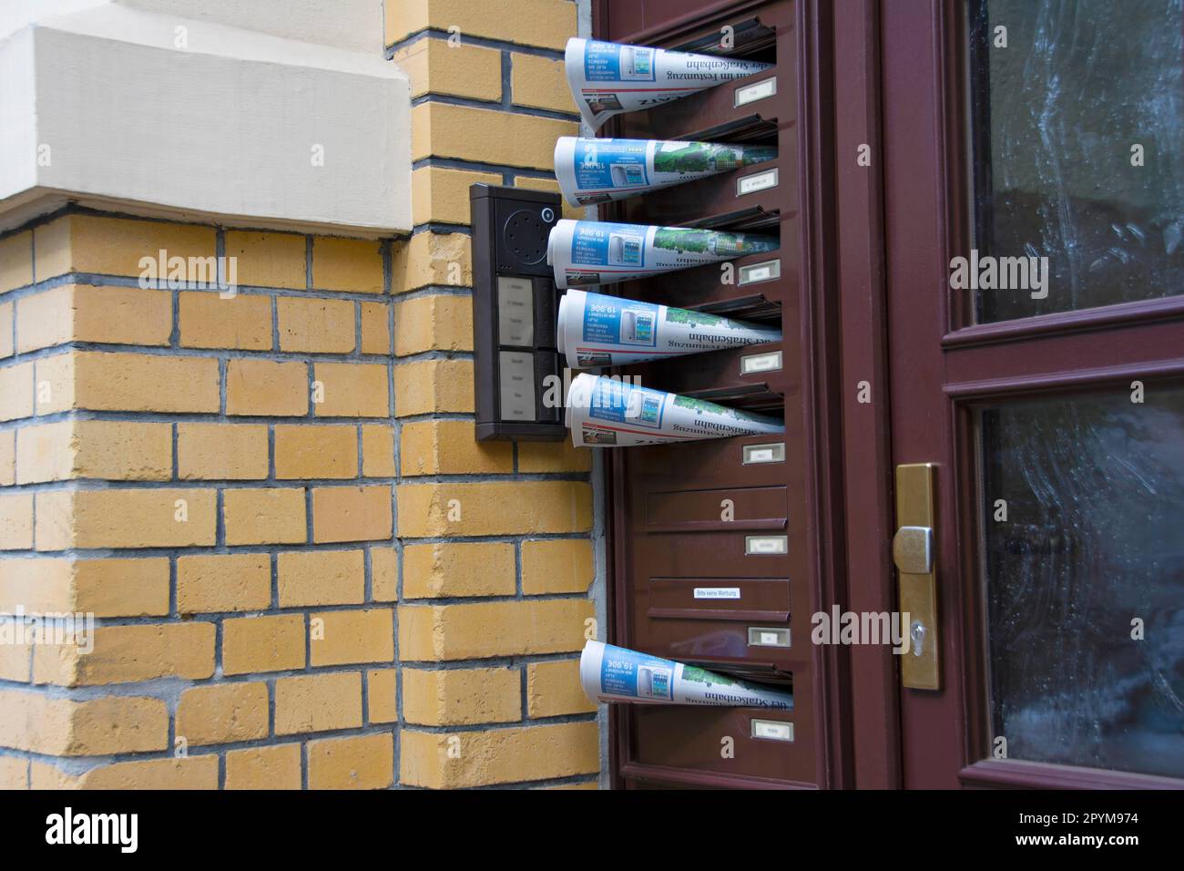 Mailbox on the door hi-res stock photography and images - Alamy, image size:1300x956
