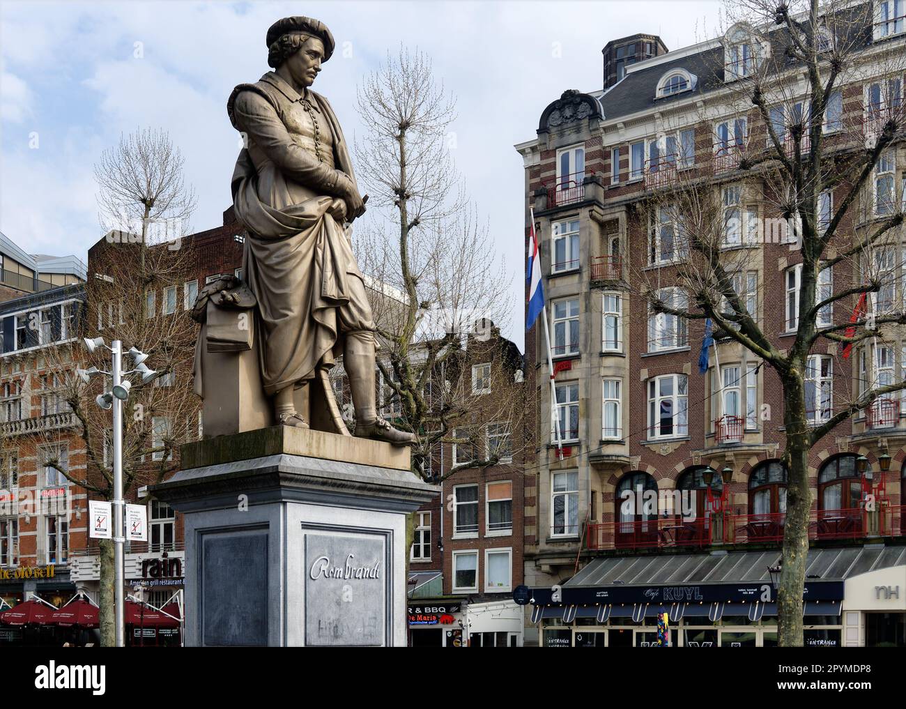 Statue of dutch artist Rembrandt in Rembrandtplein, Amsterdam, holland Stock Photo Alamy