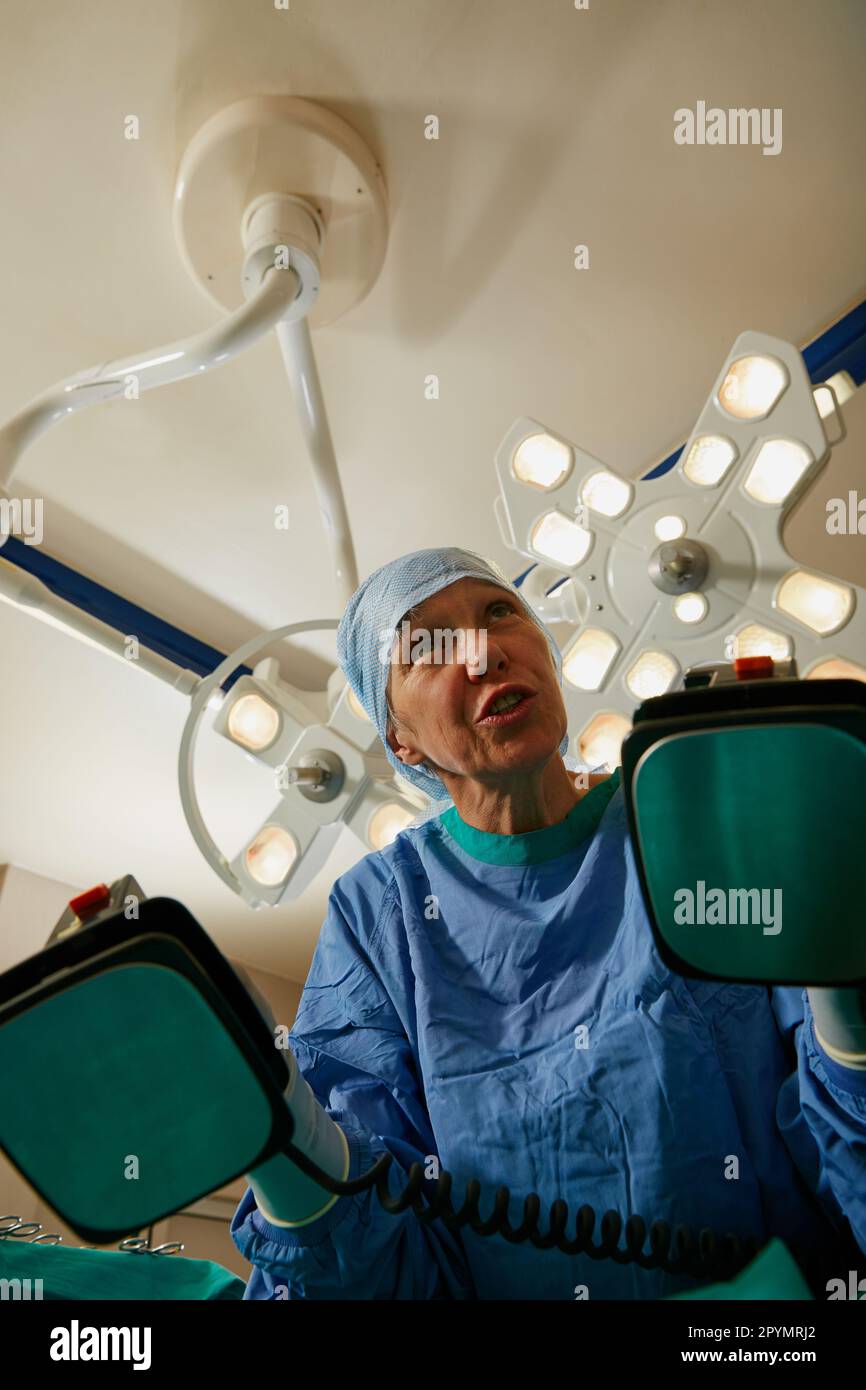 Clear. a surgeon using a defibrillator during surgery Stock Photo Alamy