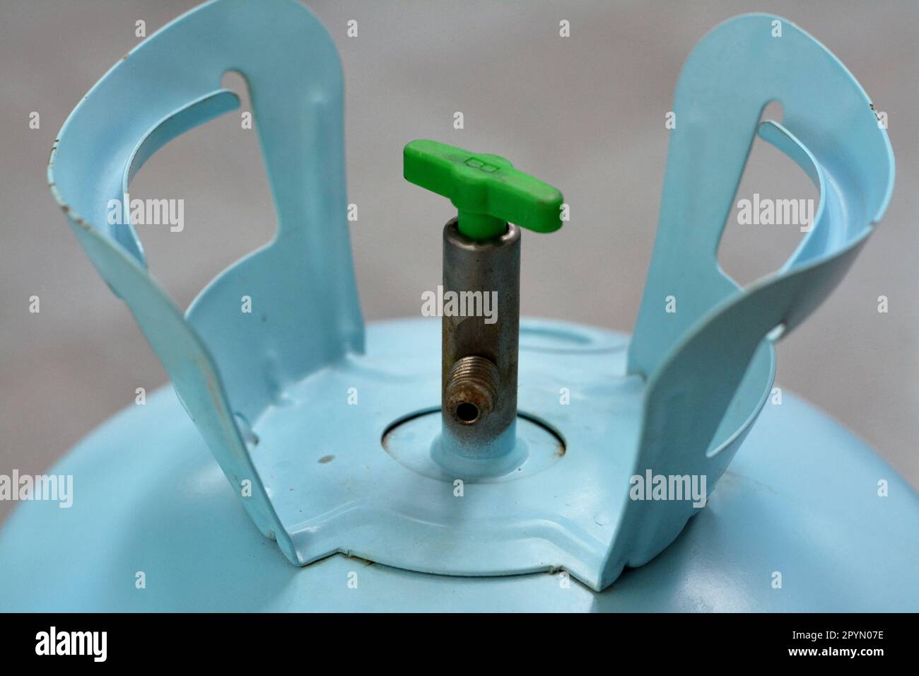 A Freon gas cylinder filled with colorless gas at room temperature, nonflammable, colorless, A