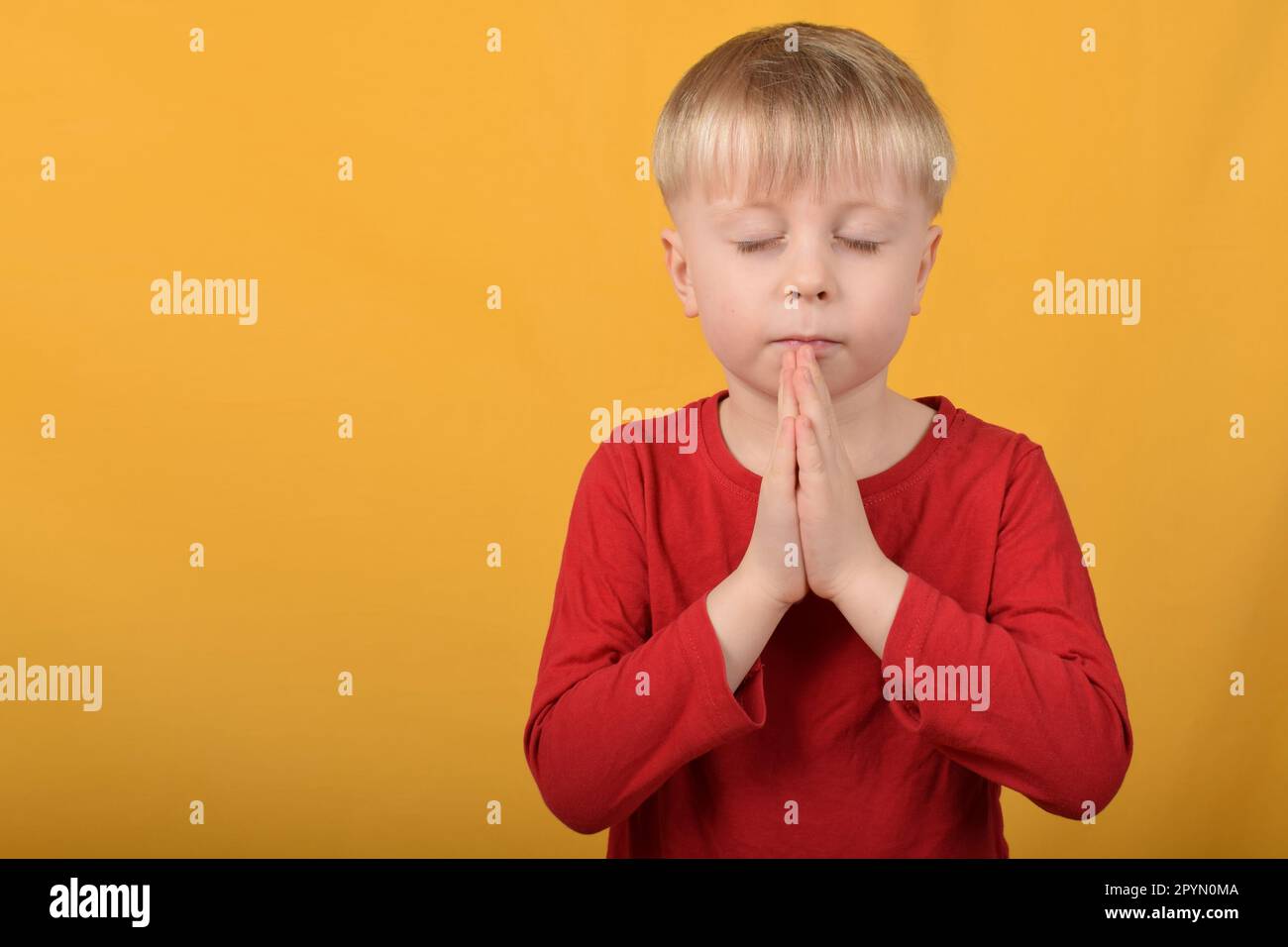 boy child praying Stock Photo