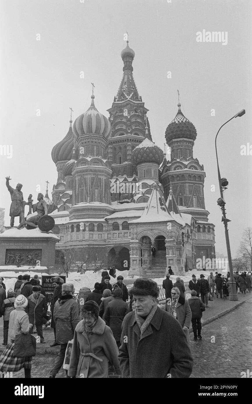 1985: Muscovites walk past St. Basil's Cathedral and the monument to Minin (standing) and Pozharsky in Moscow's Red Square in 1985. Stock Photo