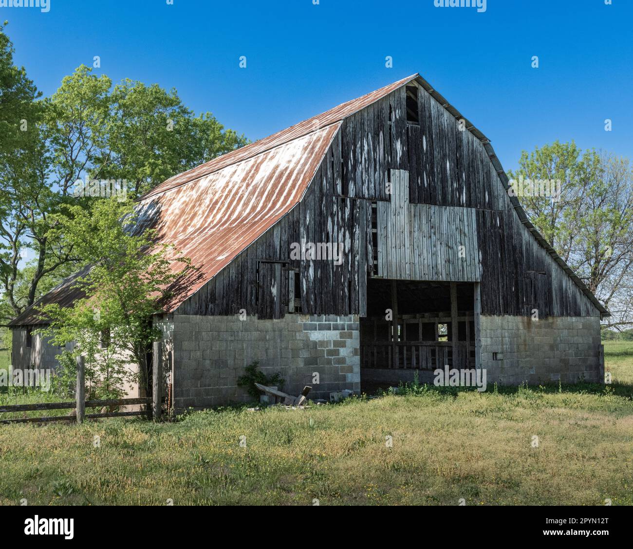 Old Barn on a farm in rural Arkansas Stock Photo - Alamy