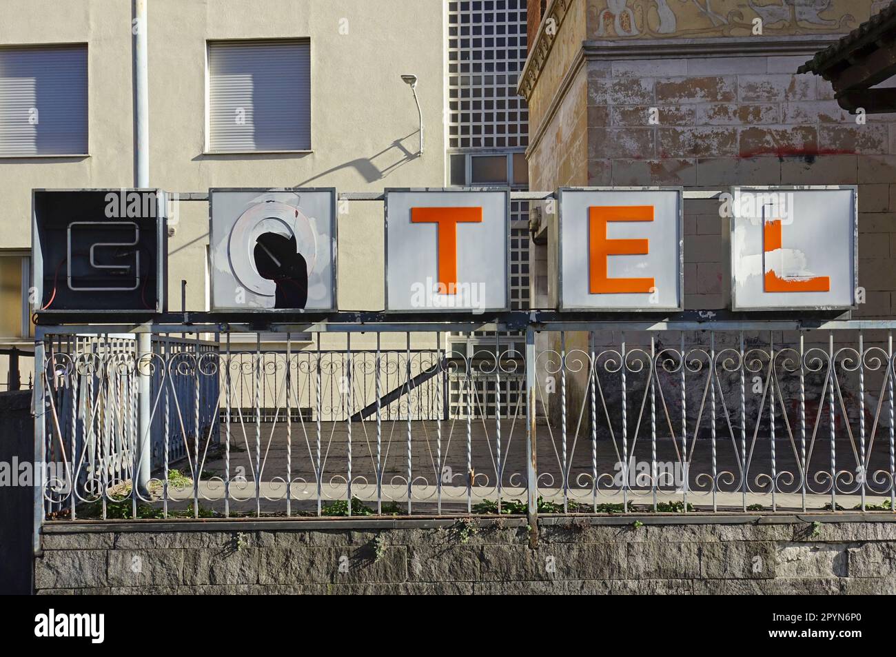 Broken neon sign hi-res stock photography and images - Alamy