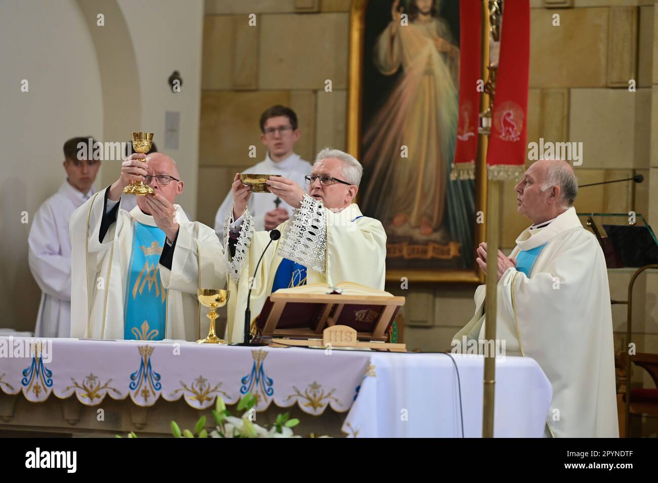 Feierlichkeiten zum 232. Jahrestag der Verabschiedung der Verfassung vom 3. Mai - Heilige Messe für die Heimat - Kirche St. Bonifatius. Zgorzelec, Pol Stock Photo